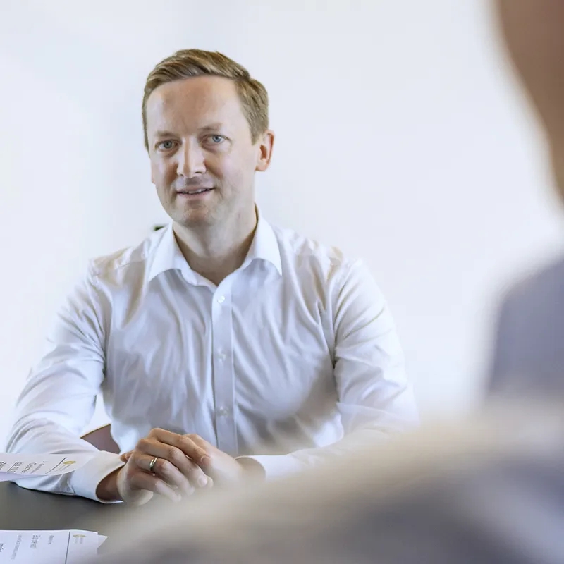 Klientin in einem vertrauensvollen Beratungsgespräch mit Arbeitsrecht Anwalt Philipp Kranz.